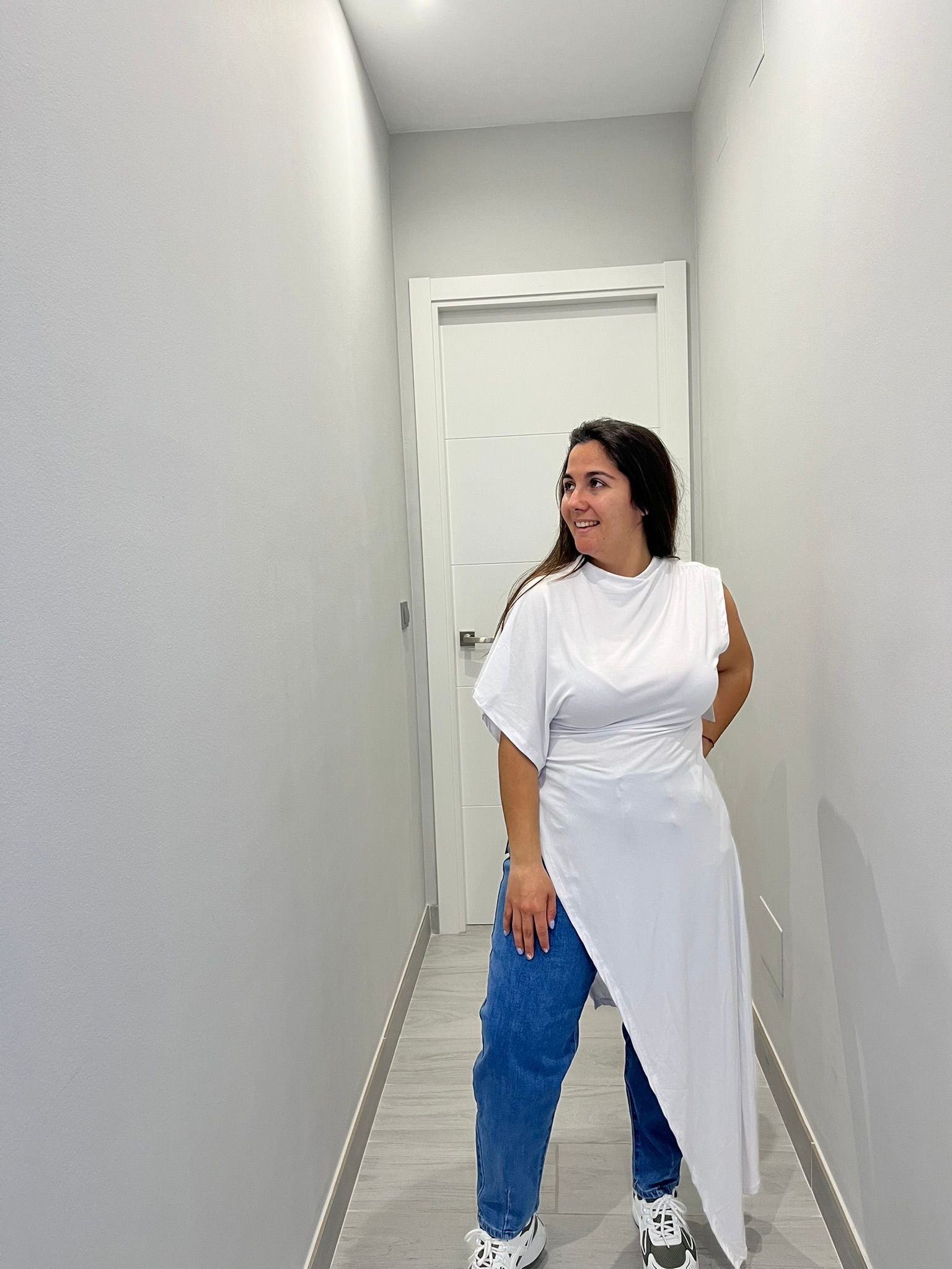 Camiseta blanca asimétrica